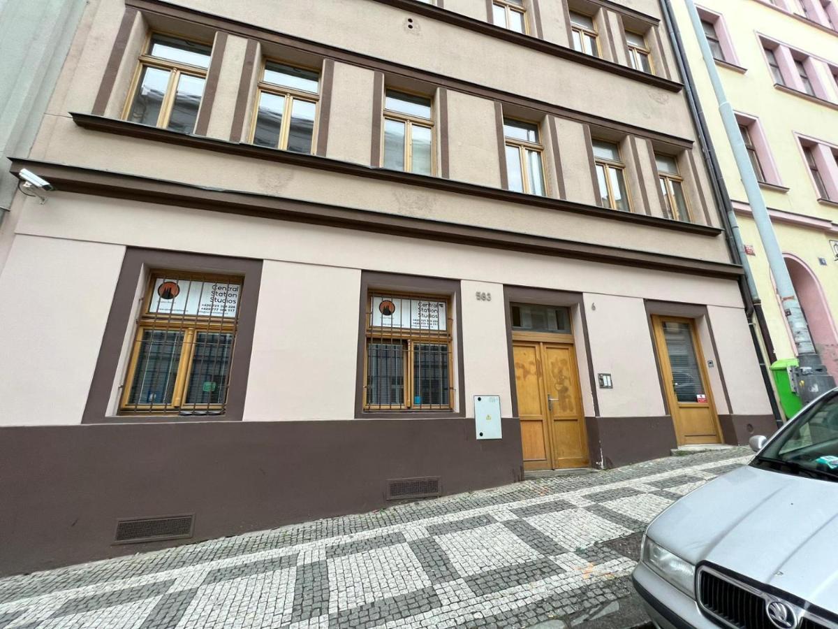 Central Studios Прага Экстерьер фото